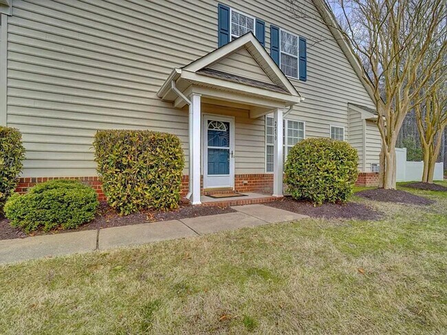 Building Photo - 3 Bedroom Townhouse in North Suffolk
