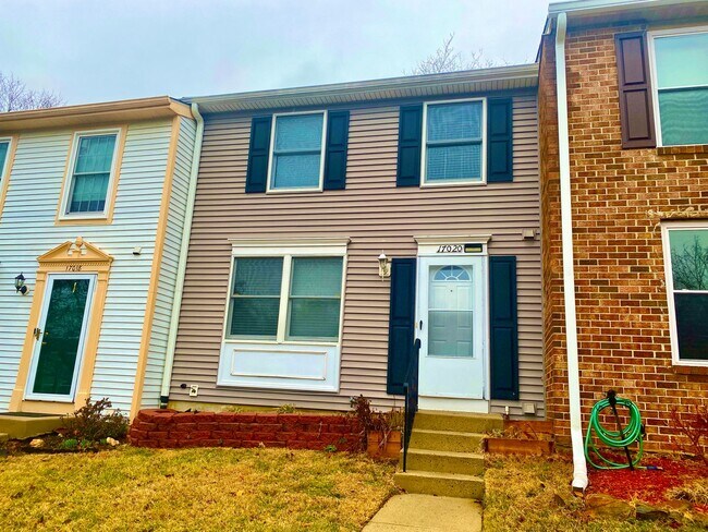 Building Photo - 3 Bedrooms Plus 2 Bonus Rooms!!! 2.5 Baths...