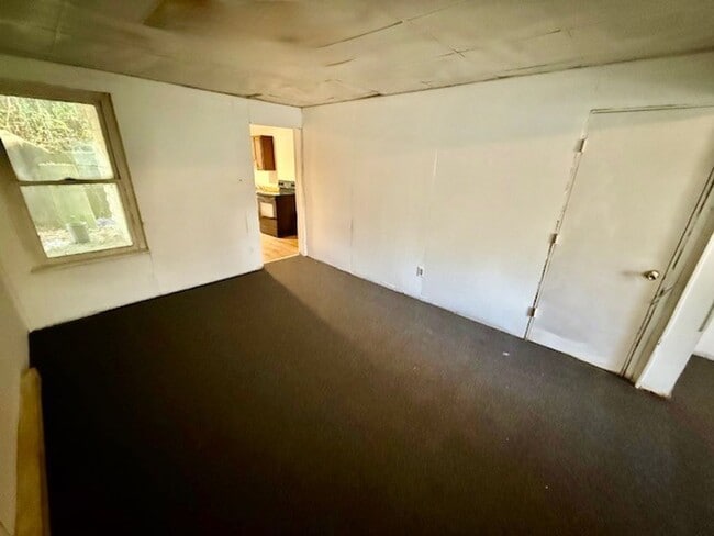Building Photo - 3 bedroom 1 bathroom