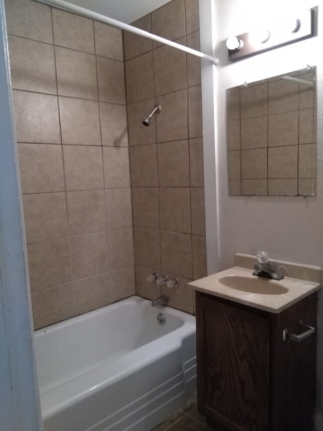 Building Photo - South City Hydraulic Units