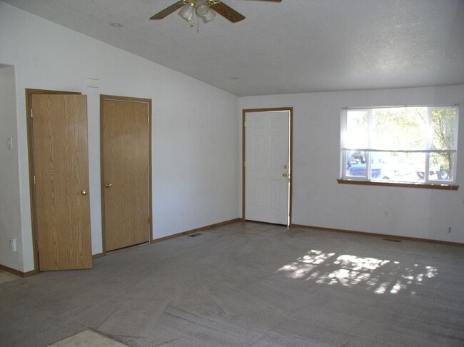 Building Photo - Cozy & Updated 2BD/2BA with Fenced Yard!
