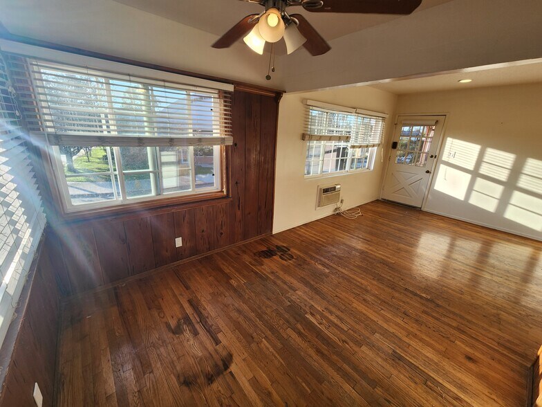 Building Photo - 14227 Moorpark St