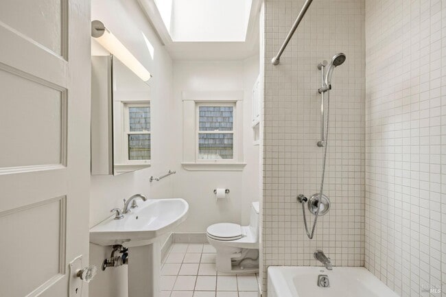 Building Photo - 31 Acacia Ave