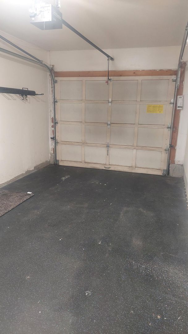 Building Photo - Spacious Townhouse w/Renovated Bathroom