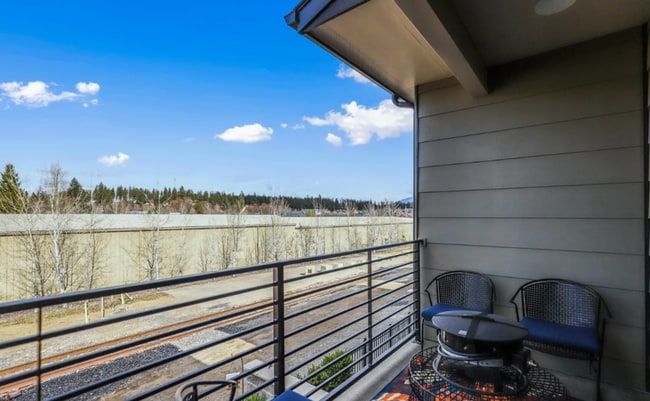 Building Photo - 3 Bedroom, 2 Bath Coeur d' Alene Condo