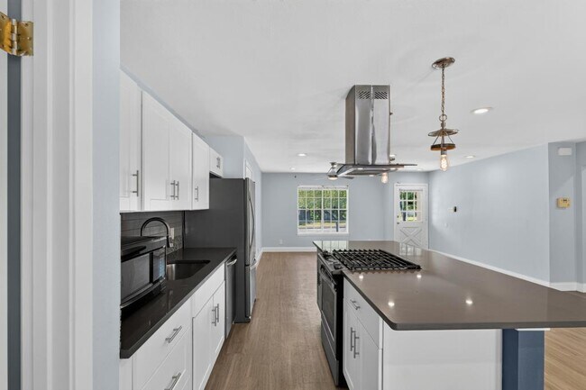 Building Photo - 8602 Colonial Dr