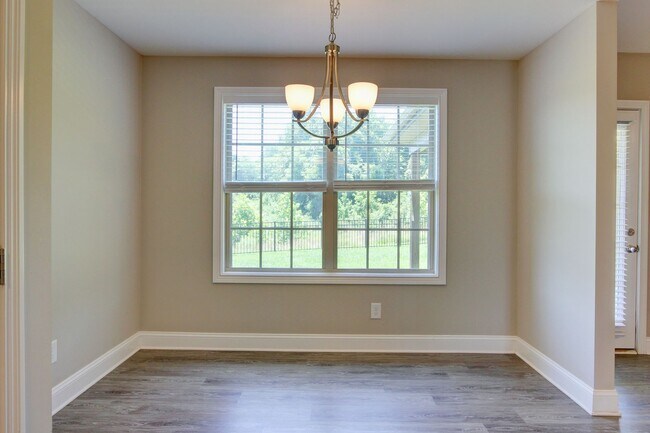 Building Photo - Sharp 3 bed 2 Bath Close To Ft Campbell