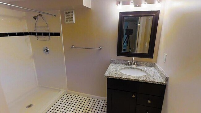 Building Photo - 1501 S State St