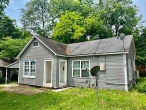 Building Photo - Cute Home Close to the Universities