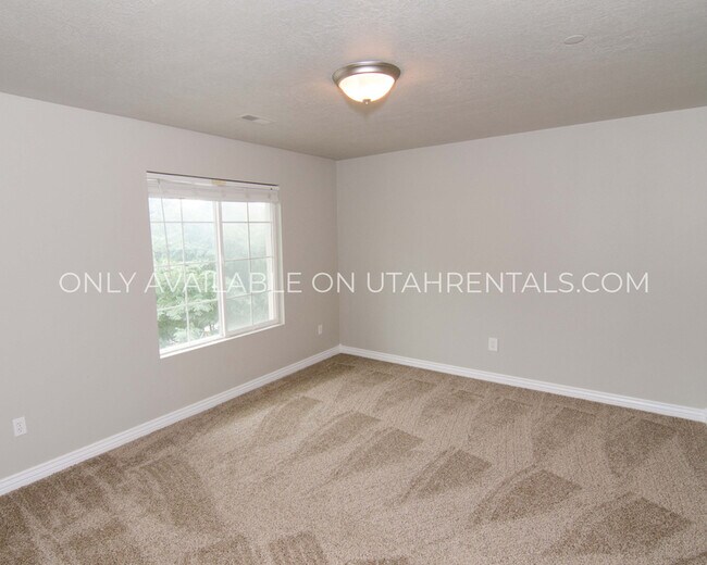 Building Photo - 1054 W 70 N