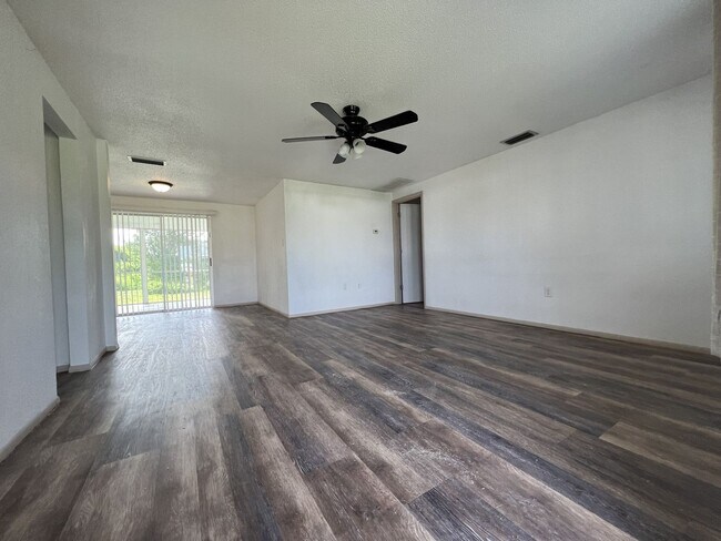 Building Photo - ** Single Family Home - Port Charlotte - 2 Bed / 2 Bath Plus Den/Bonus Room - Annual Rental - $1,...