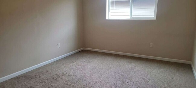 Building Photo - 4 bedroom with one large bonus room
