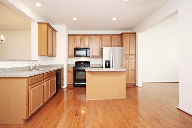 Building Photo - Dog-Friendly Pavilions at Pantops Townhome