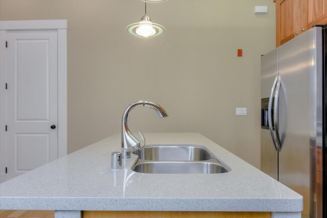 Building Photo - Completely Renovated Top Floor Unit in Vic...