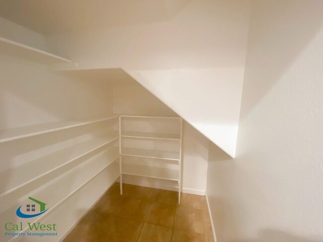Building Photo - $3795 - 3 Bed/2.5 Bath Tri-level Townhome ...