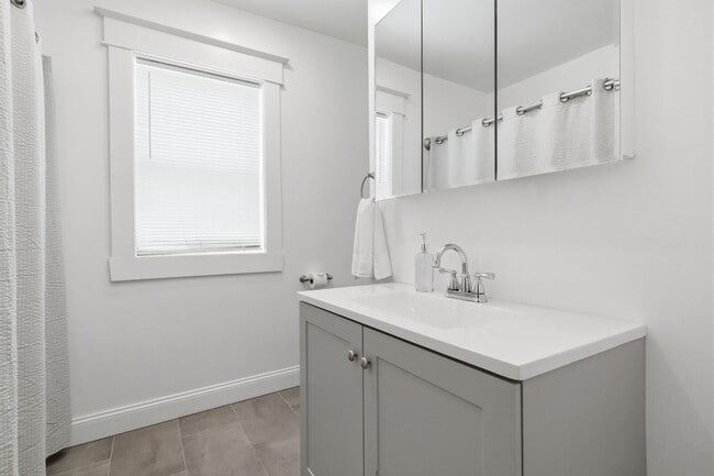 Building Photo - Furnished 3-Bedroom, 2-Bath Apartment in North Buffalo