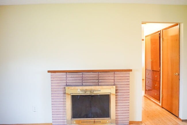 Building Photo - Sprawling 2-Story Mid-Century 4-Bed/2-Bath...