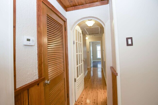 Building Photo - Retro Ranch only minutes from downtown Sou...