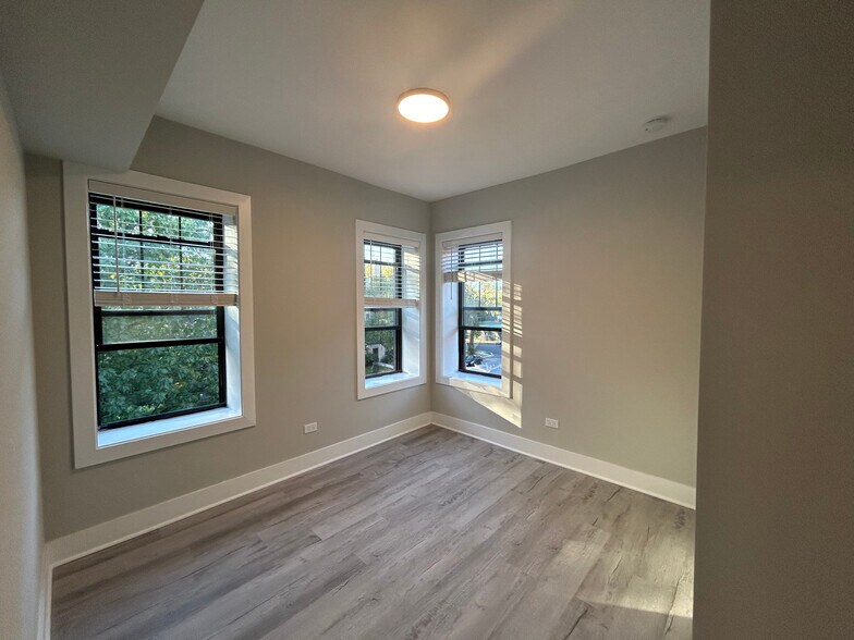 Building Photo - 1131 Oak Ave