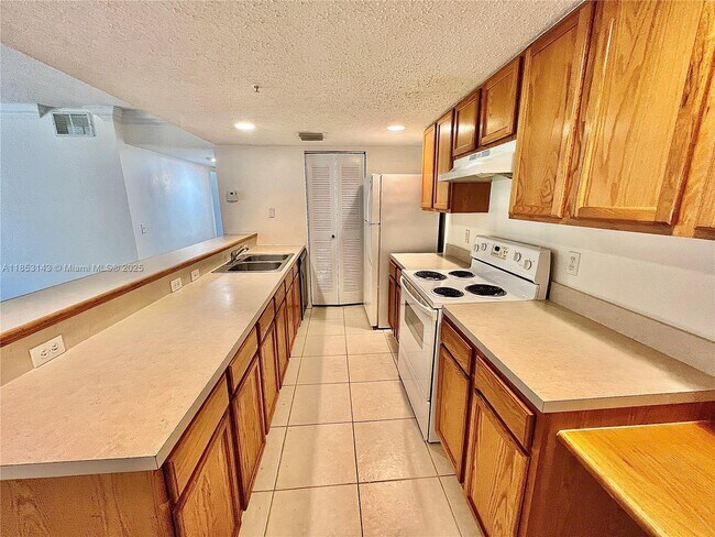 Building Photo - 9905 Westwood Dr