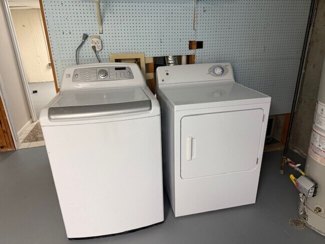 Building Photo - House For Lease