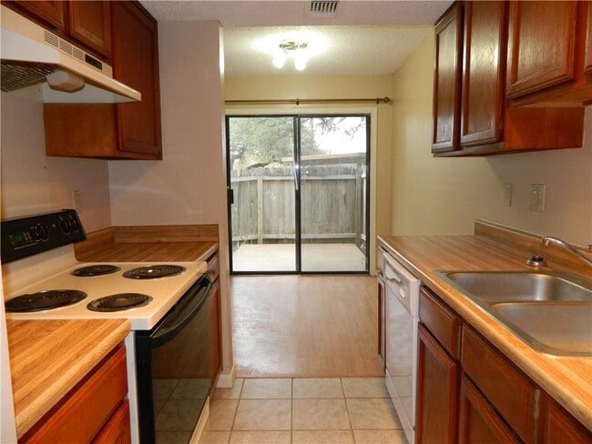 Building Photo - 8500 Lyndon Ln