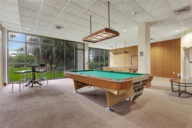 Building Photo - 20100 W Country Club Dr