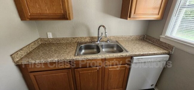 Building Photo - 407 E Rickenbacker Dr