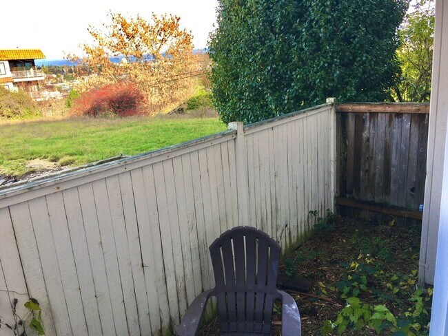 Building Photo - Gorgeous Queen Anne View Condo