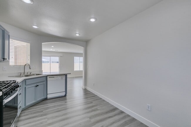 Building Photo - NEWLY UPDATED 4 BEDROOM HOME IN THE SOUTHWEST