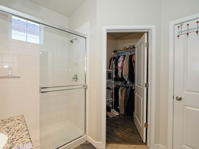 Building Photo - Beautiful House in Excellent Daybreak Loca...