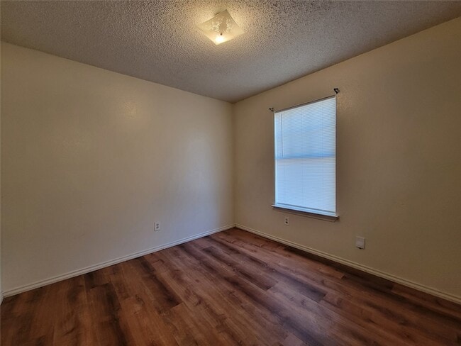 Building Photo - 1324 Bluffview Dr