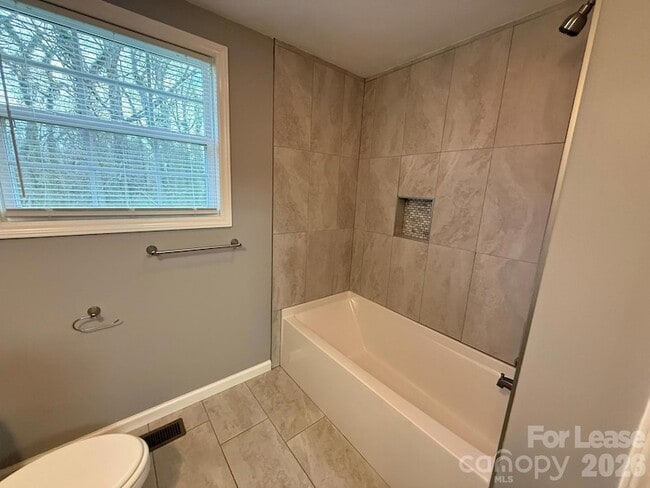 Building Photo - 1456 17th Ave NE