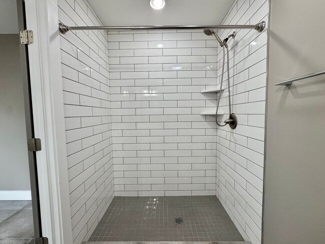 Building Photo - 3 Bed, 3.5 Bath Home w/ 2 Car Garage and Lake Views