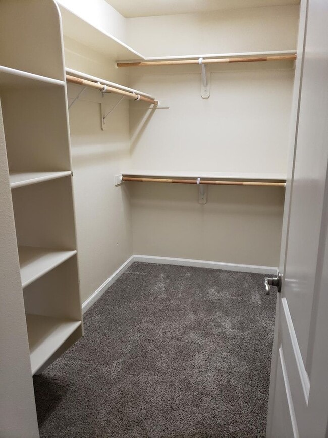 Building Photo - Shasta View Gardens - 3bd/2.5 ba + Office!