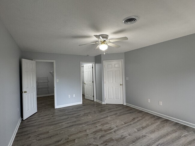 Building Photo - 103 Pinewood Dr