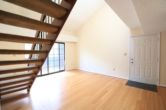 Building Photo - Top Floor 2/1.5 2 level Condo w/ Garage pa...