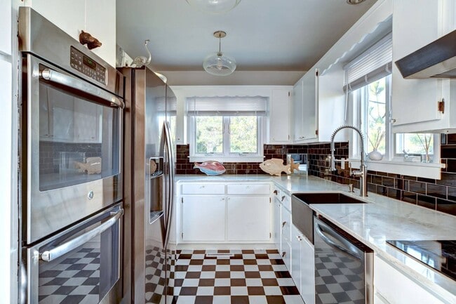 Building Photo - 323 Marine Blvd