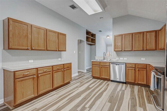 Building Photo - 18455 Sunrise Pines Dr