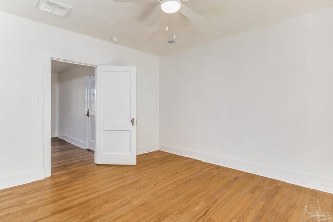 Building Photo - 1515 E Lakeview Ave