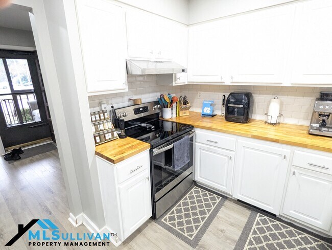 Building Photo - 4100-4105 Five Oaks Dr