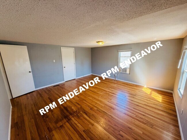 Building Photo - Large 4-Bedroom 2bath Home. Move in Ready! Section 8 Accepted!