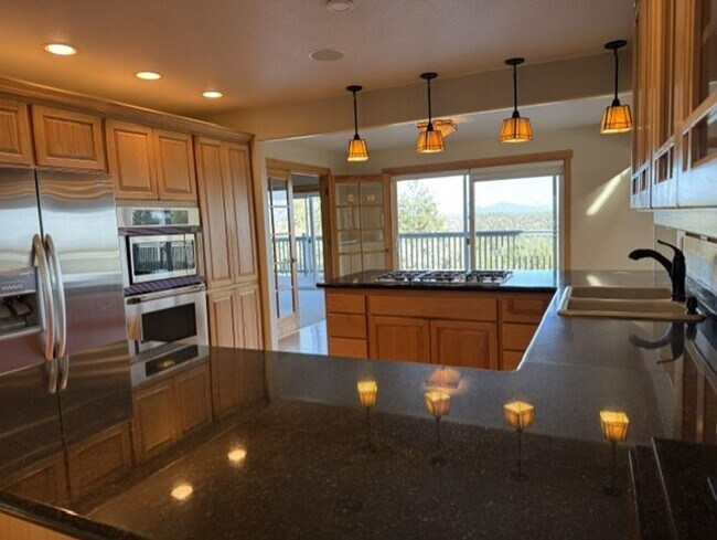 Building Photo - West Side location with amazing mountain views