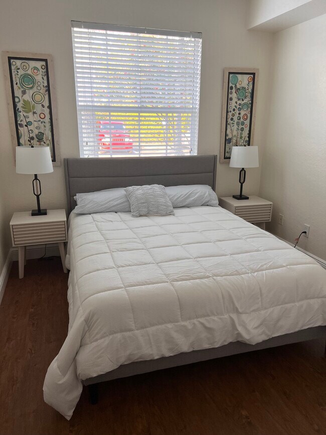 Guest Bedroom Queen - 343 Dover Pl