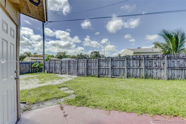 Building Photo - 4961 SW 17th St