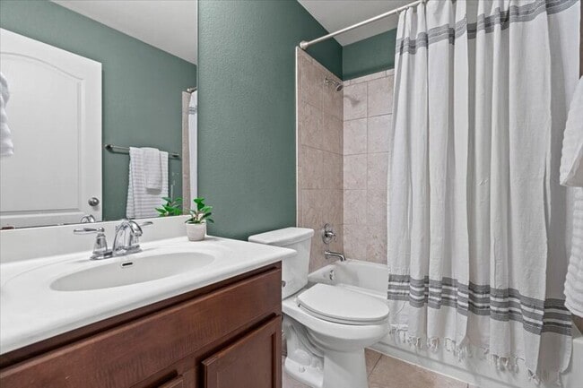 Building Photo - 15628 Interlachen Dr