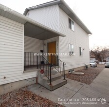 Building Photo - Female Student Housing Room Available! Vis...