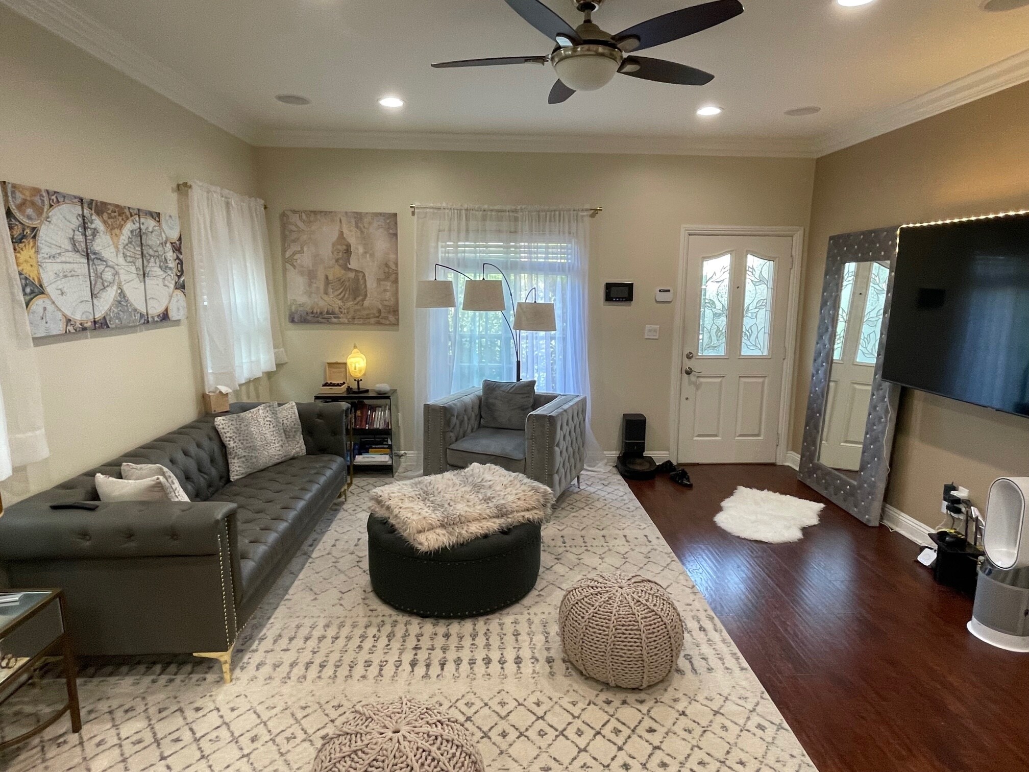 tenant's previously furnished living room - 7522 Fountain Ave