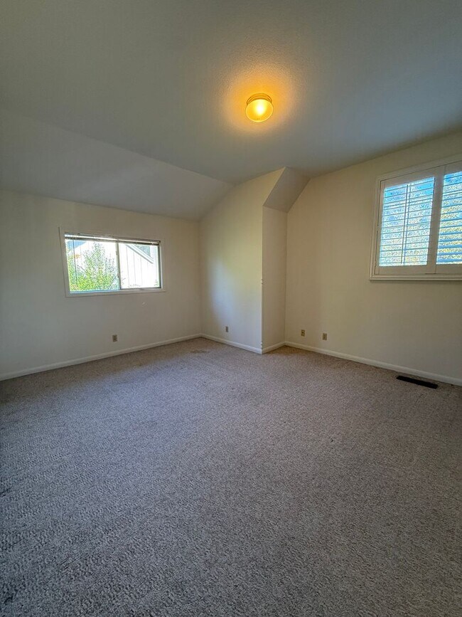 Building Photo - MOVE IN SPECIAL!!! $500 OFF THE FIRST MONT...