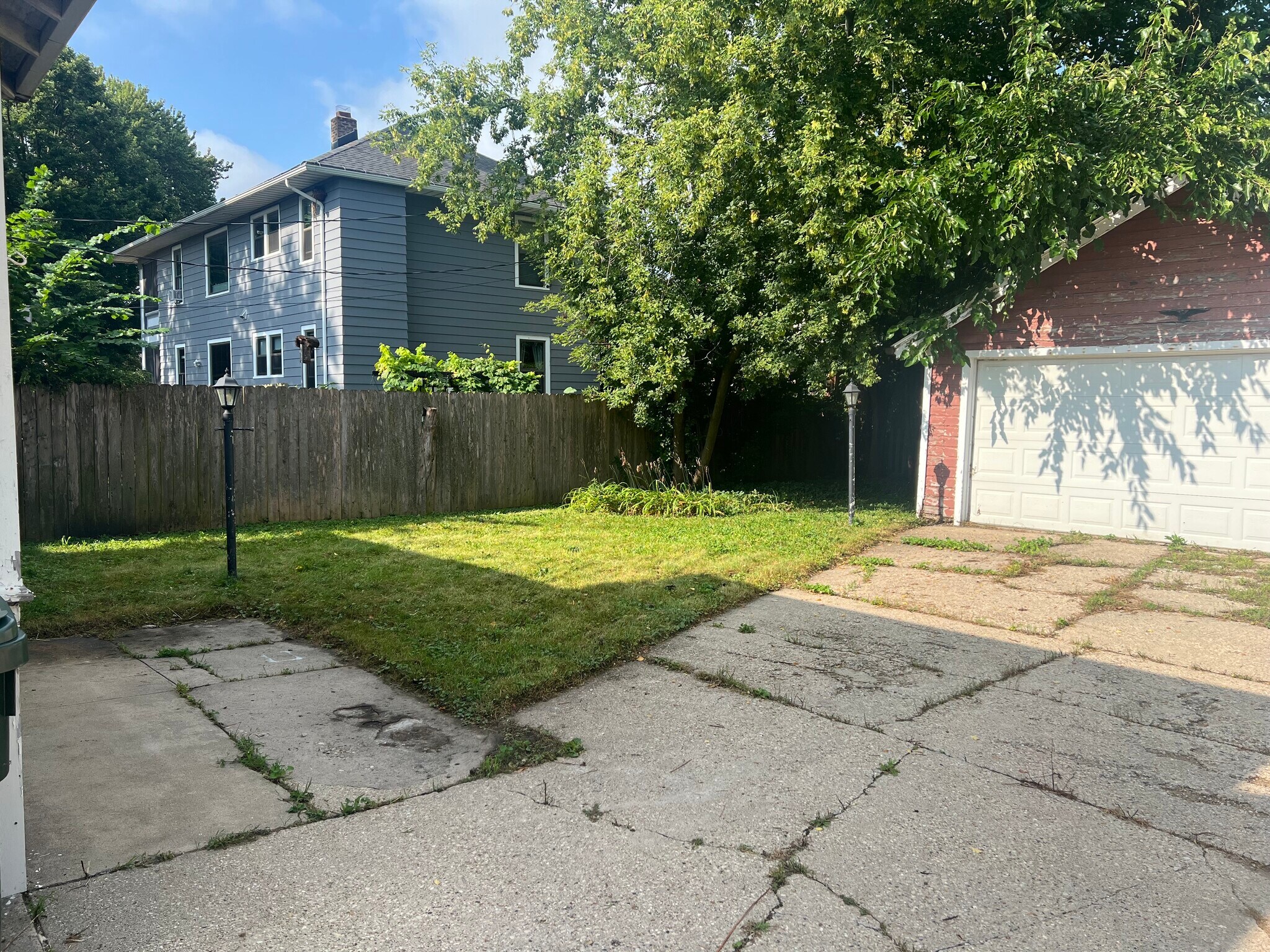 Backyard/ Garage - 524 W Shore Dr